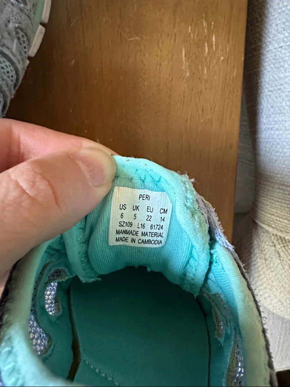 Stride right surprize water shoes Mesh in Teal and Light Blue size 6